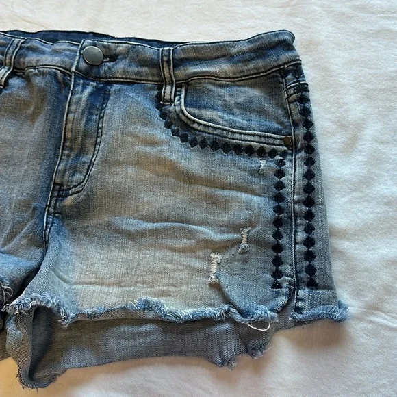 Design Lab Distressed Denim Jean Shorts - Picture 2 of 9